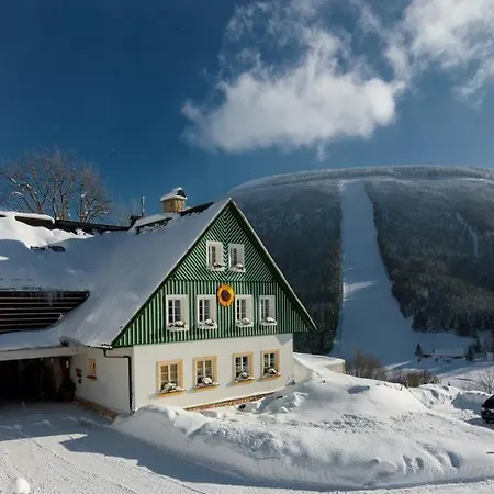 Slunecnice & Panorama Restaurant Farma Гостьовий будинок