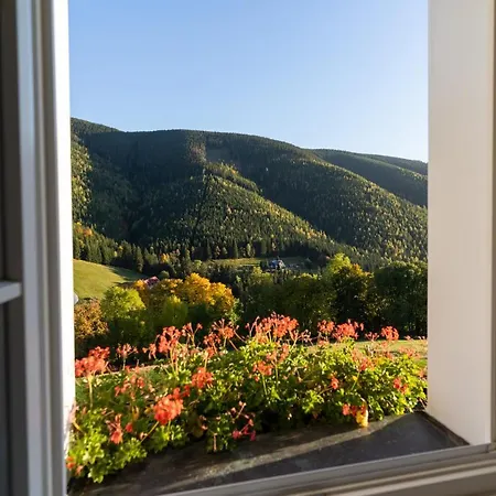 Slunecnice & Panorama Restaurant Farma Гостьовий будинок 4*