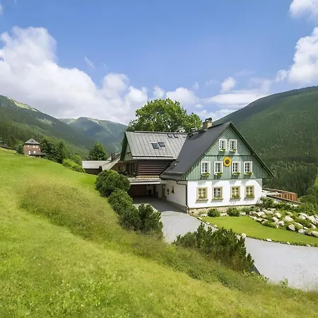 Slunecnice & Panorama Restaurant Farma Гостьовий будинок