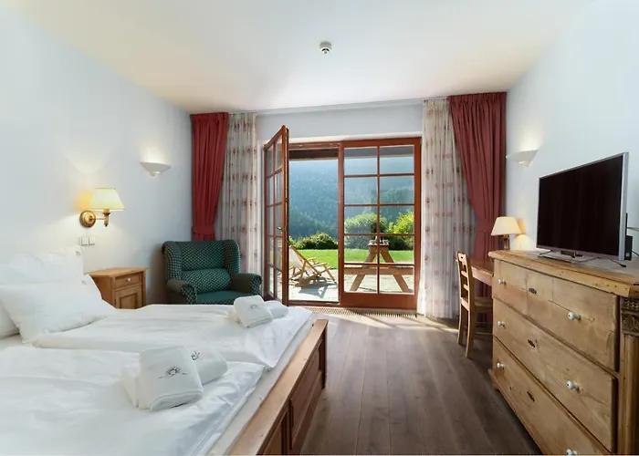 Slunecnice & Panorama Restaurant Farma 3*