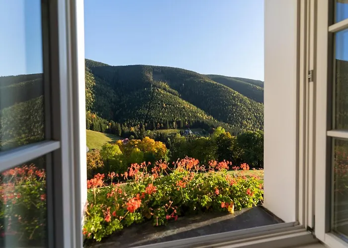 Slunecnice & Panorama Restaurant Farma Гостьовий будинок 3*