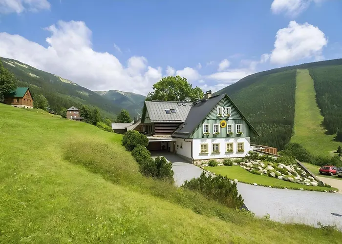 Slunecnice & Panorama Restaurant Farma 招待所