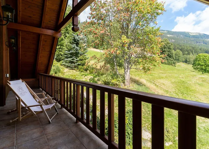 Slunecnice & Panorama Restaurant Farma 招待所 3*