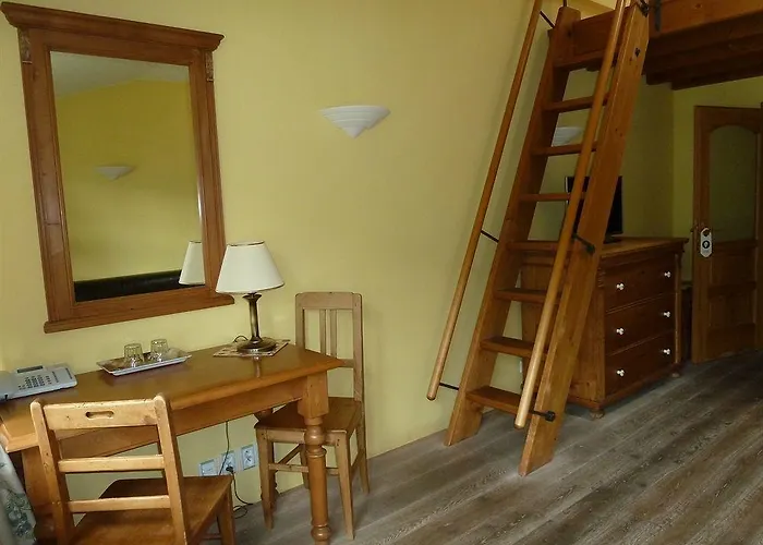 Slunecnice & Panorama Restaurant Farma 招待所 3*